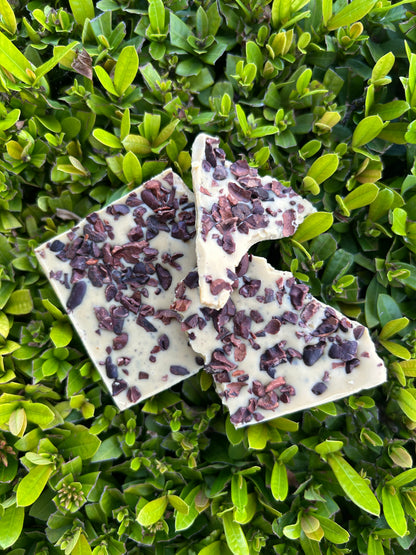 Barra de Chocolate blanco vegano con maracuýa y nibs de cacao
